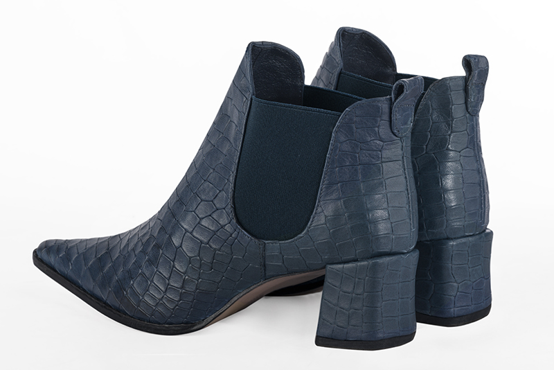 Bottines élégantes et raffinées avec des élastiques sur les côtés, coloris bleu denim. Bout effilé. Mi-haut à haut. Talon bottier. Personnalisation : Choix des cuirs, des couleurs et des talons. Cou-de-pied sur mesure. - Florence KOOIJMAN