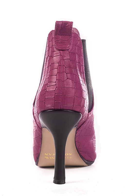Boots élégantes et raffinées avec des élastiques sur les côtés, coloris rose fuchsia et noir. Bout pointu. Talon très haut fin. Personnalisation : Choix des cuirs, des couleurs et des talons. Cou-de-pied sur mesure. - Florence KOOIJMAN