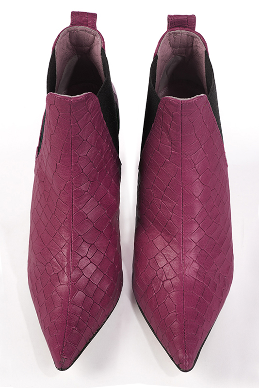 Bottines femme avec des élastiques rose fuchsia et noir mat. Bout pointu. Talon fin de 9.5 cm - Vue du dessus