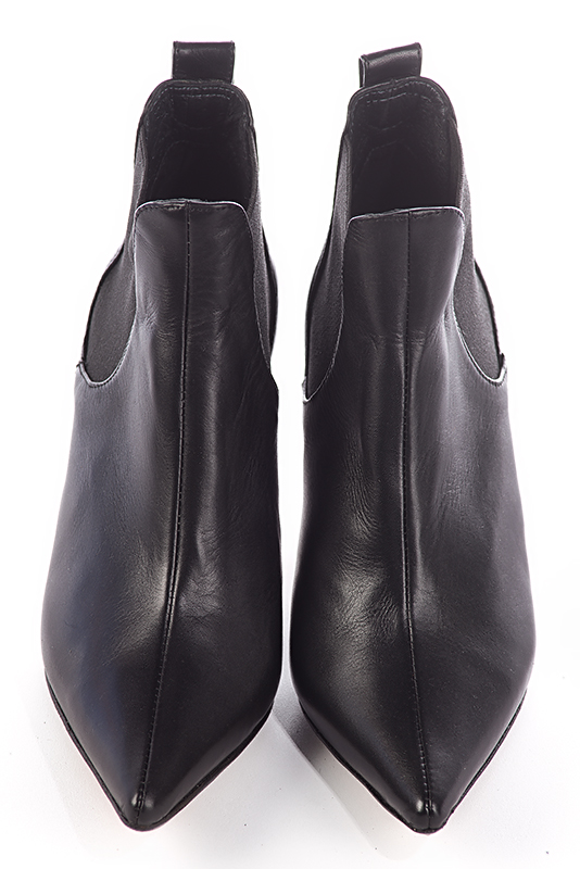 Bottines élégantes et raffinées avec des élastiques sur les côtés, coloris noir satiné. Bout pointu. Haut. Talon fin. Personnalisation : Choix des cuirs, des couleurs et des talons. Cou-de-pied sur mesure. - Florence KOOIJMAN