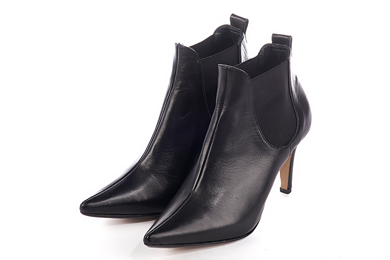 Bottines élégantes et raffinées avec des élastiques sur les côtés, coloris noir satiné. Bout pointu. Haut. Talon fin. Personnalisation : Choix des cuirs, des couleurs et des talons. Cou-de-pied sur mesure. - Florence KOOIJMAN