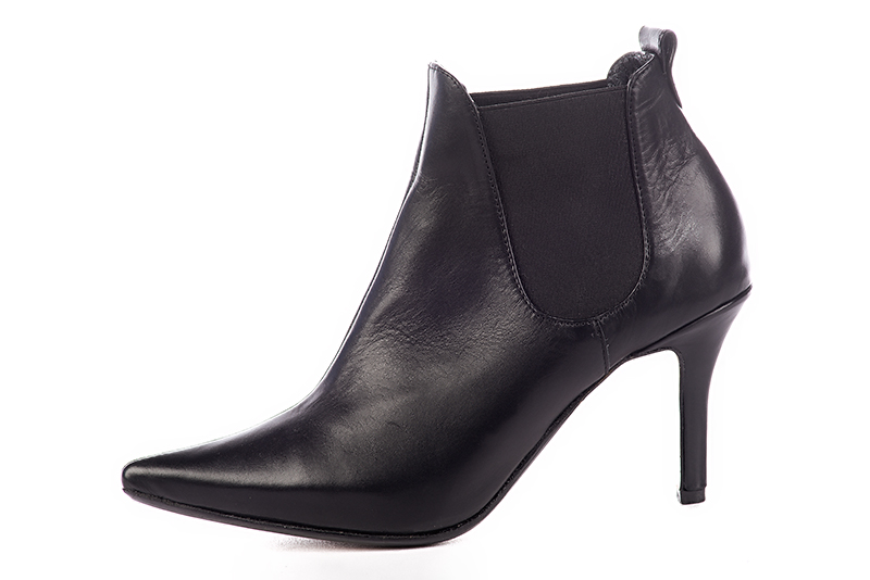 Bottines élégantes et raffinées avec des élastiques sur les côtés, coloris noir satiné. Bout pointu. Haut. Talon fin. Personnalisation : Choix des cuirs, des couleurs et des talons. Cou-de-pied sur mesure. - Florence KOOIJMAN