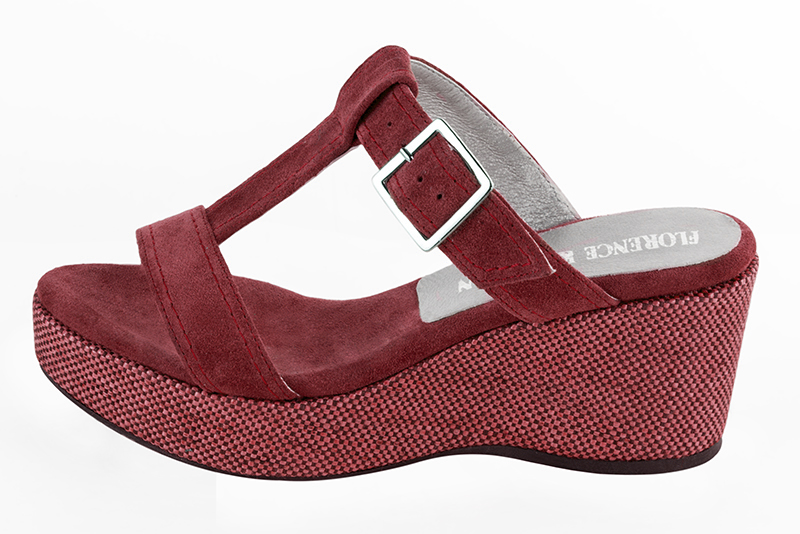 Sandales habillées complétement ouvertes, façon mule, élégantes et raffinées, coloris rouge framboise. Bout rond. Semelle compensée talon mi-haut. Cérémonie, soirée, cocktail, évènementiel. Personnalisation : Choix des cuirs, 
                des couleurs et des talons. Petites et grandes pointures. - Florence KOOIJMAN