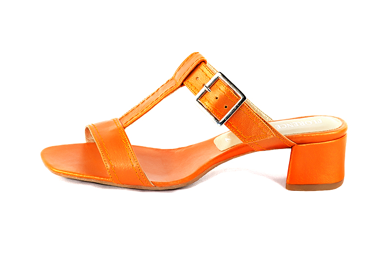 Sandale femme : Sandale soirées et cérémonies couleur orange abricot. Bout carré. Petit talon évasé. Vue de profil - Florence KOOIJMAN