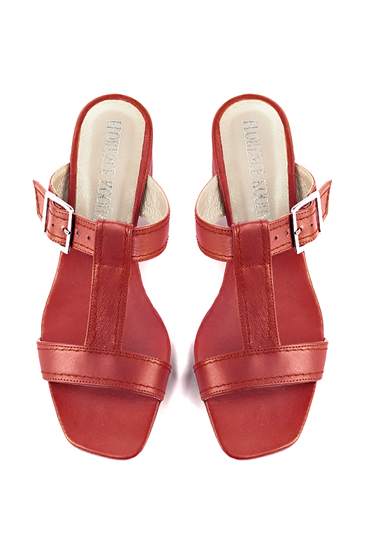 Sandale femme : Sandale soirées et cérémonies couleur rouge carmin. Bout carré. Petit talon évasé. Vue du dessus - Florence KOOIJMAN