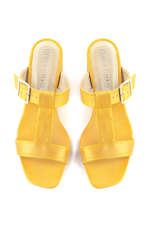 Sandale femme : Sandale soirées et cérémonies couleur jaune soleil. Bout carré. Petit talon évasé. Vue du dessus - Florence KOOIJMAN