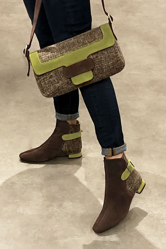 Luxueux petit sac à main marron ébène et vert pistache - Vue porté