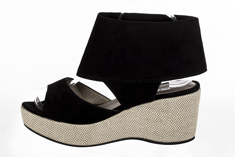 Sandale femme : Sandale soirées et cérémonies couleur noir mat. Bout rond. Semelle compensée talon mi-haut. Vue de profil - Florence KOOIJMAN