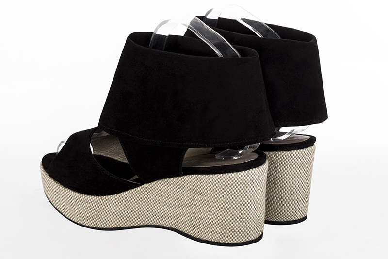 Sandales habillées complétement ouvertes, élégantes et raffinées, avec une bride sur le cou-de-pied, coloris noir. Bout rond. Semelle compensée talon mi-haut. Cérémonie, soirée, cocktail, évènementiel. Personnalisation : Choix des cuirs, 
                des couleurs et des talons. Petites et grandes pointures. - Florence KOOIJMAN