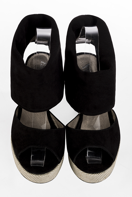 Sandales habillées complétement ouvertes, élégantes et raffinées, avec une bride sur le cou-de-pied, coloris noir. Bout rond. Semelle compensée talon mi-haut. Cérémonie, soirée, cocktail, évènementiel. Personnalisation : Choix des cuirs, 
                des couleurs et des talons. Petites et grandes pointures. - Florence KOOIJMAN