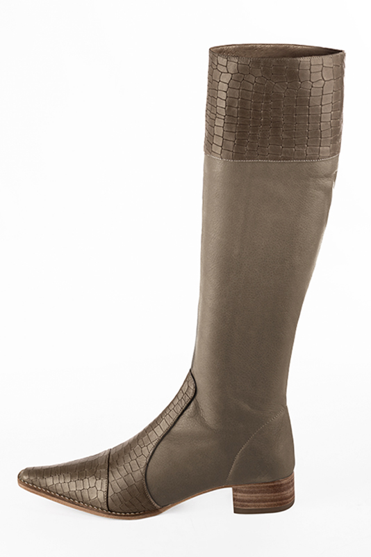 Bottes femme cavalières élégantes et raffinées, réalisées sur mesure, coloris marron bronze. Bout effilé. Semelle cuir petit talon. Mollets fins ou larges. Personnalisation : Choix des cuirs, des couleurs et des talons. - Florence KOOIJMAN