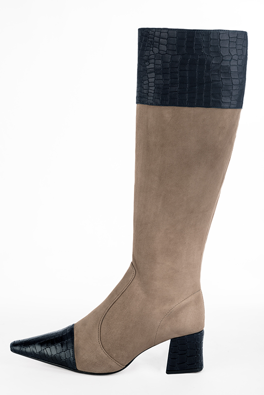 Bottes femme cavalières élégantes et raffinées, réalisées sur mesure, coloris bleu marine et beige sahara. Bout effilé. Petit talon bottier. Mollets fins ou larges. Personnalisation : Choix des cuirs, des couleurs et des talons. - Florence KOOIJMAN
