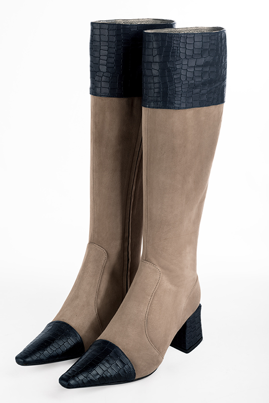 Bottes femme cavalières élégantes et raffinées, réalisées sur mesure, coloris bleu marine et beige sahara. Bout effilé. Petit talon bottier. Mollets fins ou larges. Personnalisation : Choix des cuirs, des couleurs et des talons. - Florence KOOIJMAN