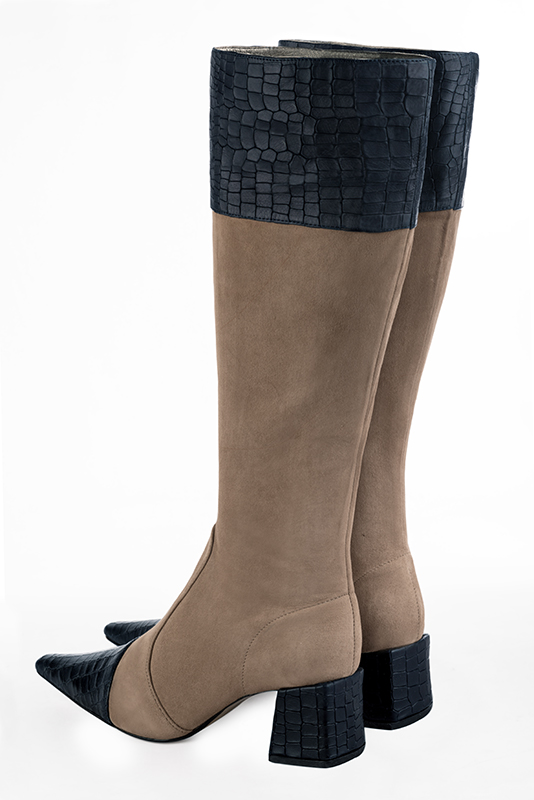 Bottes femme cavalières élégantes et raffinées, réalisées sur mesure, coloris bleu marine et beige sahara. Bout effilé. Petit talon bottier. Mollets fins ou larges. Personnalisation : Choix des cuirs, des couleurs et des talons. - Florence KOOIJMAN