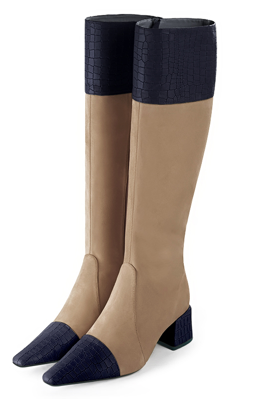 Bottes féminines élégantes et raffinées, réalisées sur mesure, coloris bleu marine et beige sahara. Bout effilé. Mi-haut à haut. Talon bottier. Mollets fins ou larges. Personnalisation : Choix des cuirs, des couleurs et des talons. - Florence KOOIJMAN