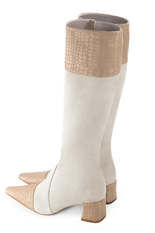 Botte femme : Bottes femme féminines sur mesures couleur beige sahara et blanc cassé. Bout effilé. Talon mi-haut bottier. Vue arrière - Florence KOOIJMAN