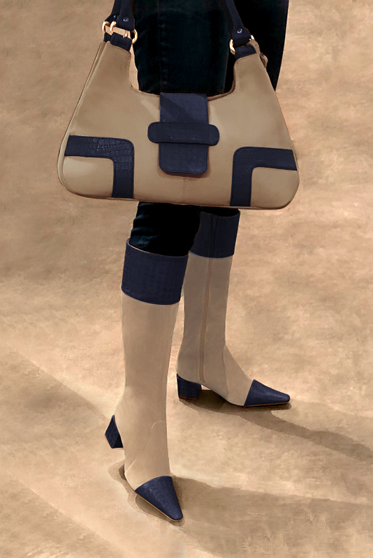 Botte femme : Bottes femme féminines sur mesures couleur bleu marine et beige sahara. Bout effilé. Talon mi-haut bottier. Vue porté - Florence KOOIJMAN