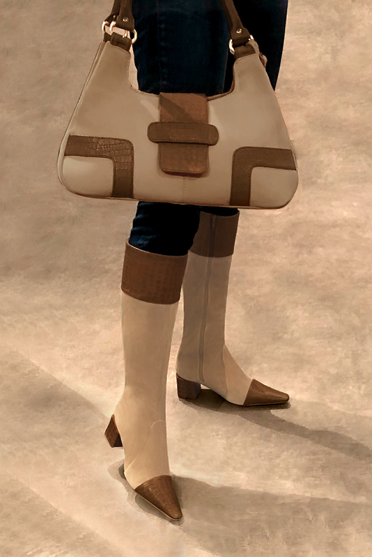 Botte femme : Bottes femme féminines sur mesures couleur marron caramel et beige sahara. Bout effilé. Talon mi-haut bottier. Vue porté - Florence KOOIJMAN