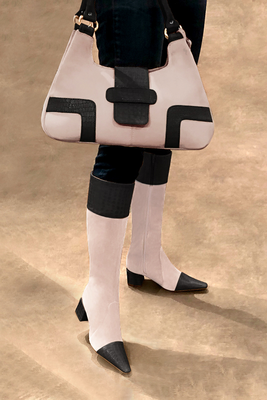 Botte femme : Bottes femme féminines sur mesures couleur gris acier et rose poudré. Bout effilé. Talon mi-haut bottier. Vue porté - Florence KOOIJMAN