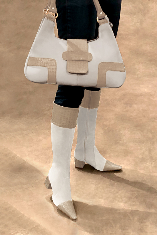 Botte femme : Bottes femme féminines sur mesures couleur beige sahara et blanc cassé. Bout effilé. Talon mi-haut bottier. Vue porté - Florence KOOIJMAN