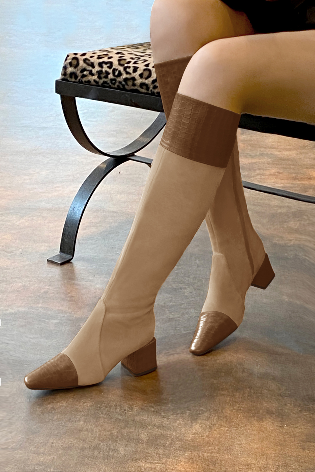 Botte femme : Bottes femme féminines sur mesures couleur marron caramel et beige sahara. Bout effilé. Talon mi-haut bottier. Vue arrière - Florence KOOIJMAN