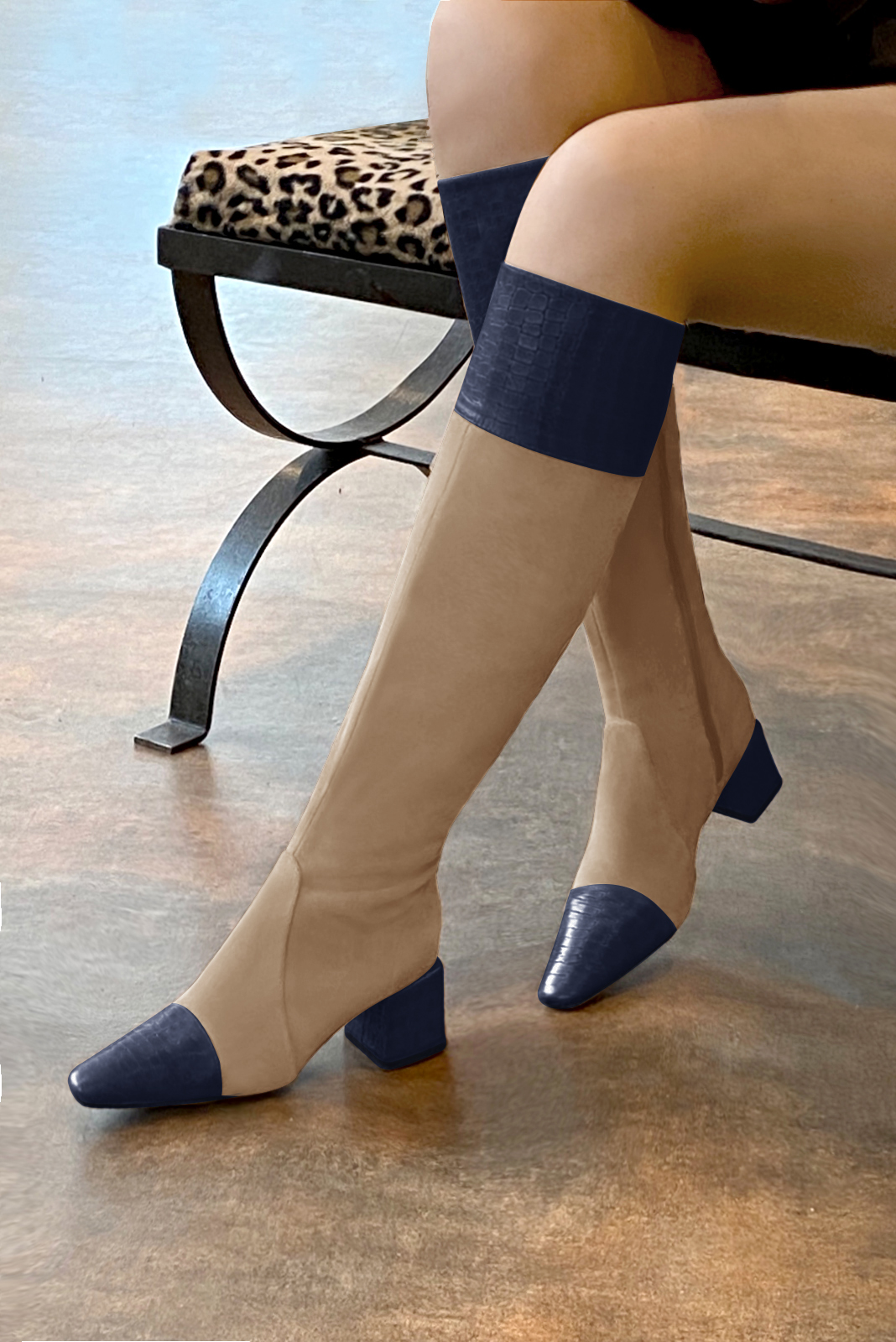 Botte femme : Bottes femme féminines sur mesures couleur bleu marine et beige sahara. Bout effilé. Talon mi-haut bottier. Vue arrière - Florence KOOIJMAN