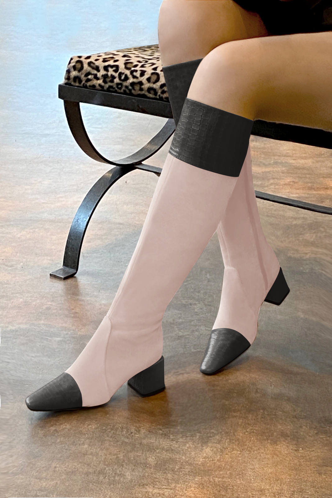 Botte femme : Bottes femme féminines sur mesures couleur gris acier et rose poudré. Bout effilé. Talon mi-haut bottier. Vue arrière - Florence KOOIJMAN