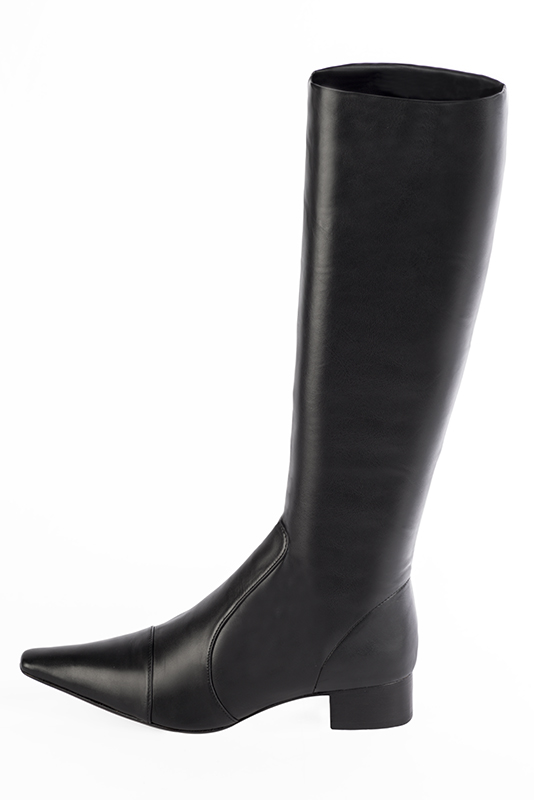Botte femme : Bottes femme féminines sur mesures couleur noir satiné. Bout effilé. Semelle cuir petit talon. Vue de profil - Florence KOOIJMAN