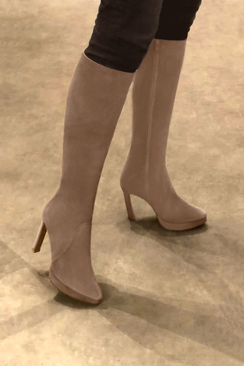 Botte femme : Bottes femme féminines sur mesures couleur beige biscuit. Bout effilé. Talon très haut fin. Plateforme à l'avant. Vue porté - Florence KOOIJMAN
