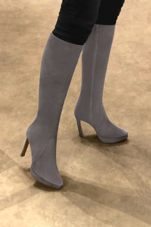 Botte femme : Bottes femme féminines sur mesures couleur gris galet. Bout effilé. Talon très haut fin. Plateforme à l'avant. Vue porté - Florence KOOIJMAN