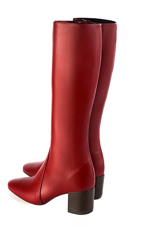 Botte femme : Bottes femme féminines sur mesures couleur rouge carmin. Bout rond. Talon mi-haut bottier. Vue arrière - Florence KOOIJMAN