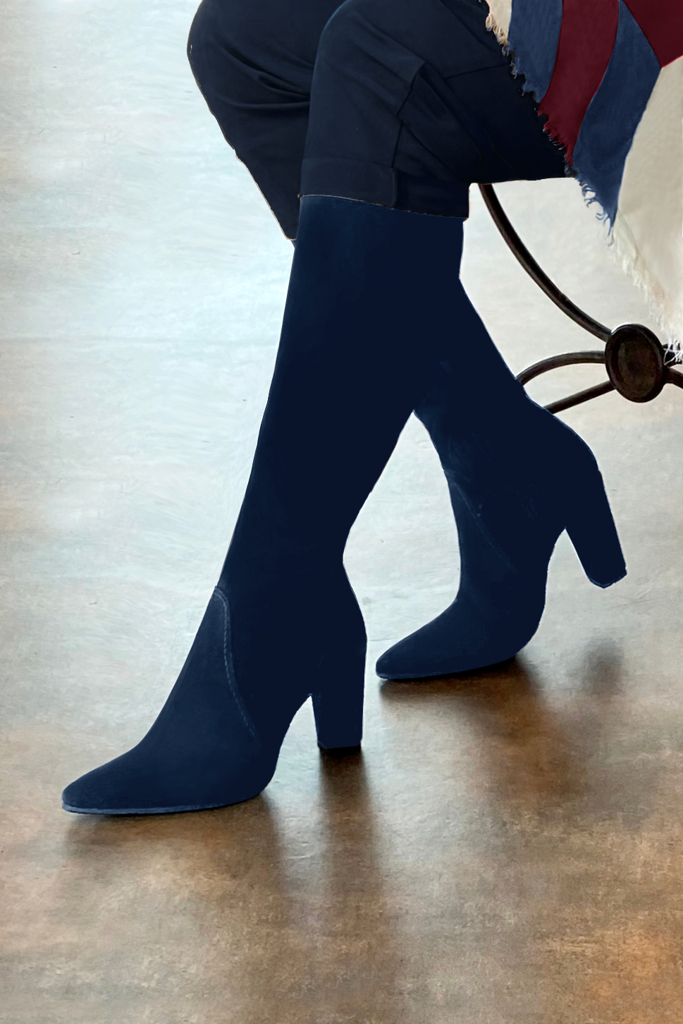 Botte femme : Bottes femme féminines sur mesures couleur bleu marine. Bout effilé. Talon très haut bottier. Vue porté - Florence KOOIJMAN