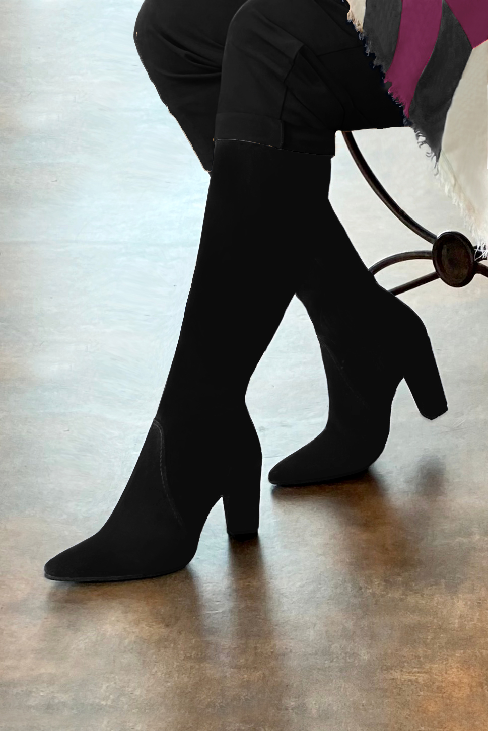 Botte femme : Bottes femme féminines sur mesures couleur noir mat. Bout effilé. Talon très haut bottier. Vue porté - Florence KOOIJMAN