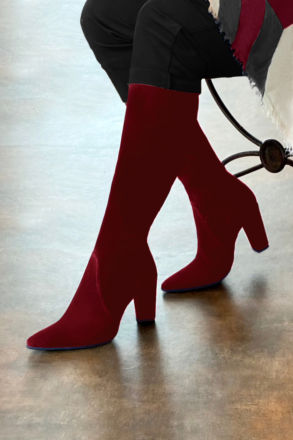 Botte femme : Bottes femme féminines sur mesures couleur rouge bordeaux. Bout effilé. Talon très haut bottier. Vue porté - Florence KOOIJMAN