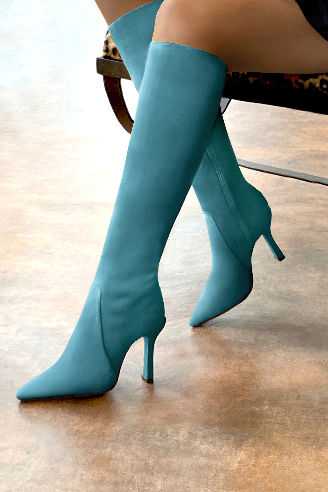 Botte femme : Bottes femme féminines sur mesures couleur bleu canard. Bout pointu. Talon très haut bobine. Vue arrière - Florence KOOIJMAN