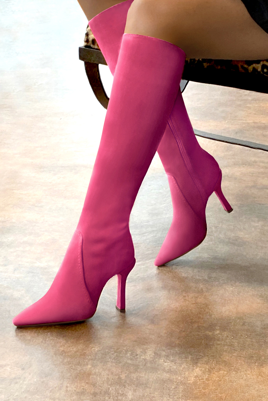 Botte femme : Bottes femme féminines sur mesures couleur rose fuchsia. Bout pointu. Talon très haut bobine. Vue arrière - Florence KOOIJMAN