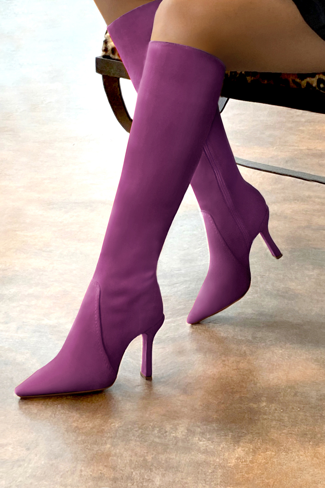 Bottes féminines élégantes et raffinées, réalisées sur mesure, coloris violet myrtille. Bout pointu. Très haut. Talon bobine. Mollets fins ou larges. Personnalisation : Choix des cuirs, des couleurs et des talons. - Florence KOOIJMAN
