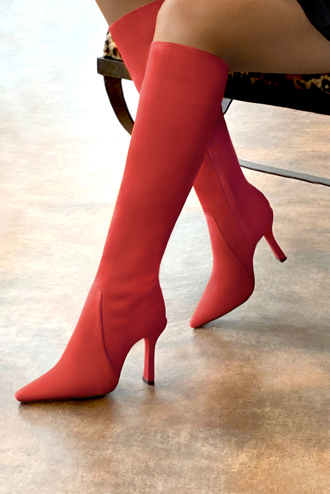 Bottes féminines élégantes et raffinées, réalisées sur mesure, coloris rouge coquelicot. Bout pointu. Très haut. Talon bobine. Mollets fins ou larges. Personnalisation : Choix des cuirs, des couleurs et des talons. - Florence KOOIJMAN
