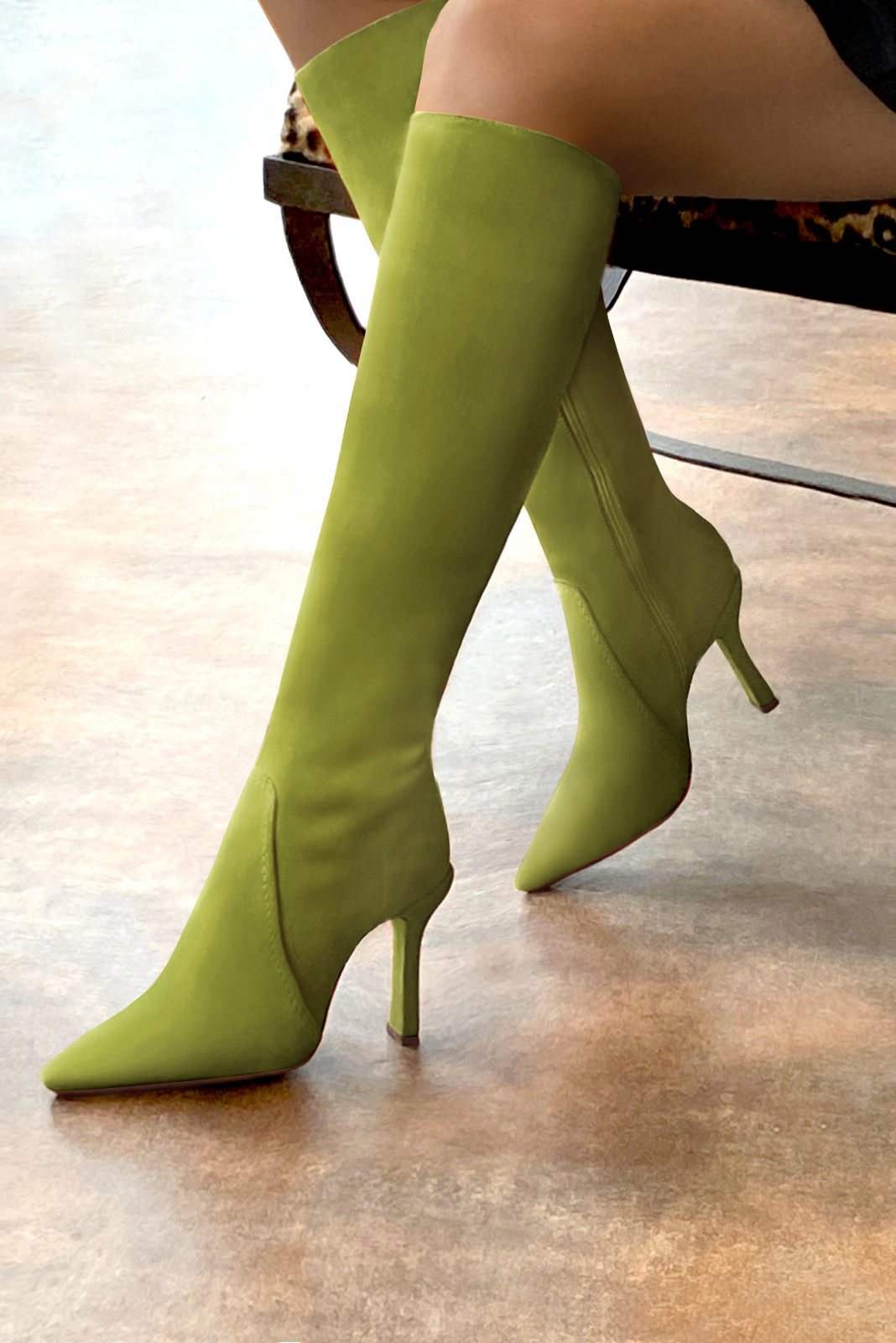 Botte femme : Bottes femme féminines sur mesures couleur vert pistache. Bout pointu. Talon très haut bobine. Vue arrière - Florence KOOIJMAN
