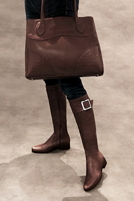 Botte femme : Bottes femme cavalières sur mesures couleur marron ébène. Bout rond. Semelle cuir petit talon. Vue porté - Florence KOOIJMAN