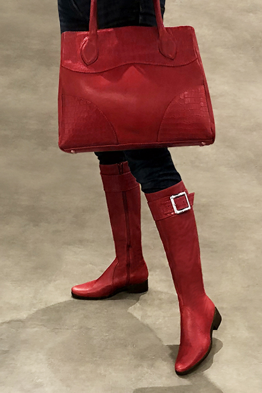 Botte femme : Bottes femme cavalières sur mesures couleur rouge coquelicot. Bout rond. Semelle cuir petit talon. Vue porté - Florence KOOIJMAN