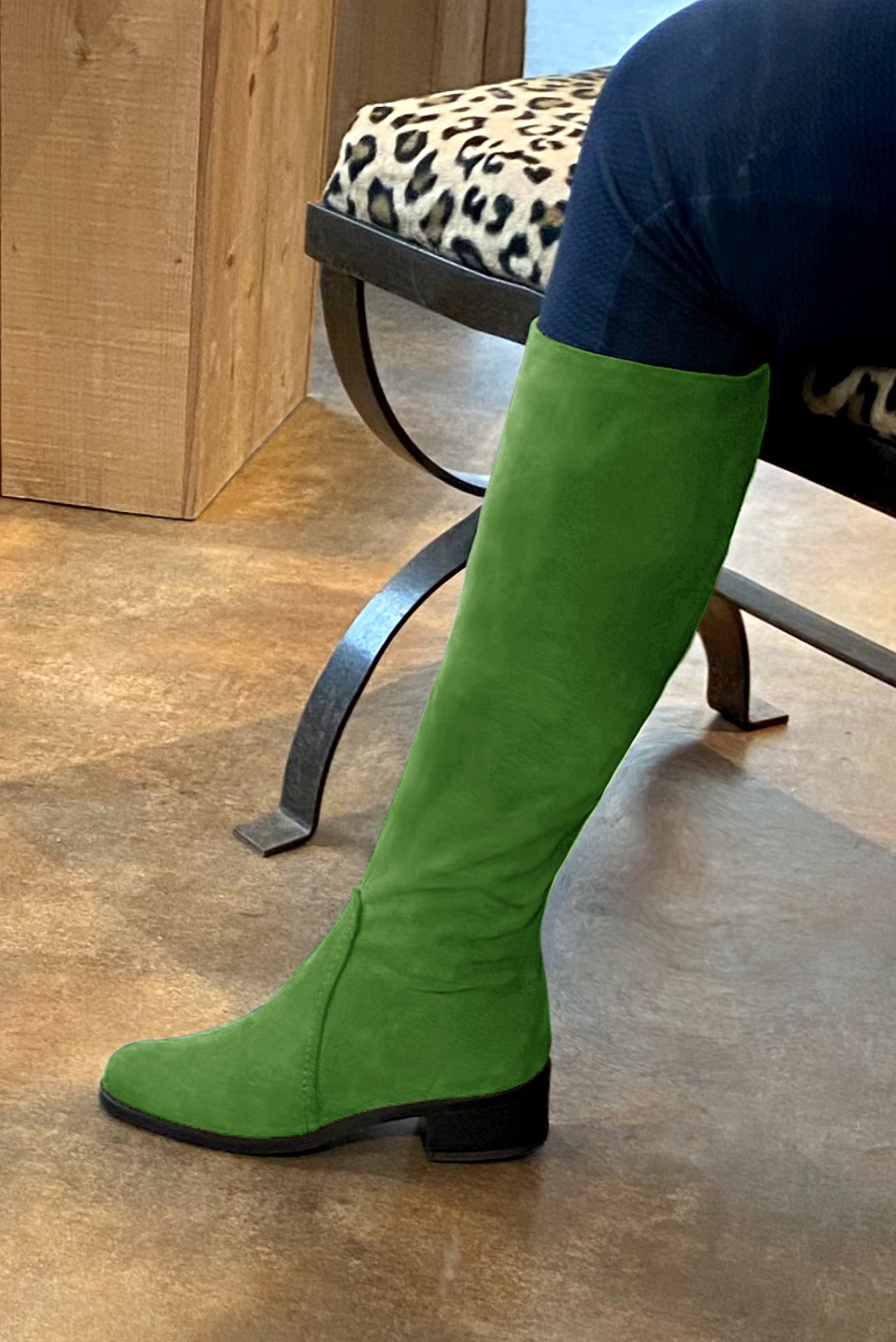 Botte femme : Bottes femme cavalières sur mesures couleur vert anis. Bout rond. Semelle cuir petit talon. Vue du dessus - Florence KOOIJMAN