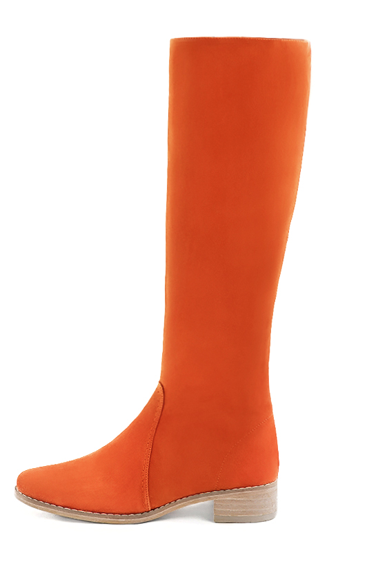 Botte femme : Bottes femme cavalières sur mesures couleur orange clémentine. Bout rond. Semelle cuir petit talon. Vue de profil - Florence KOOIJMAN