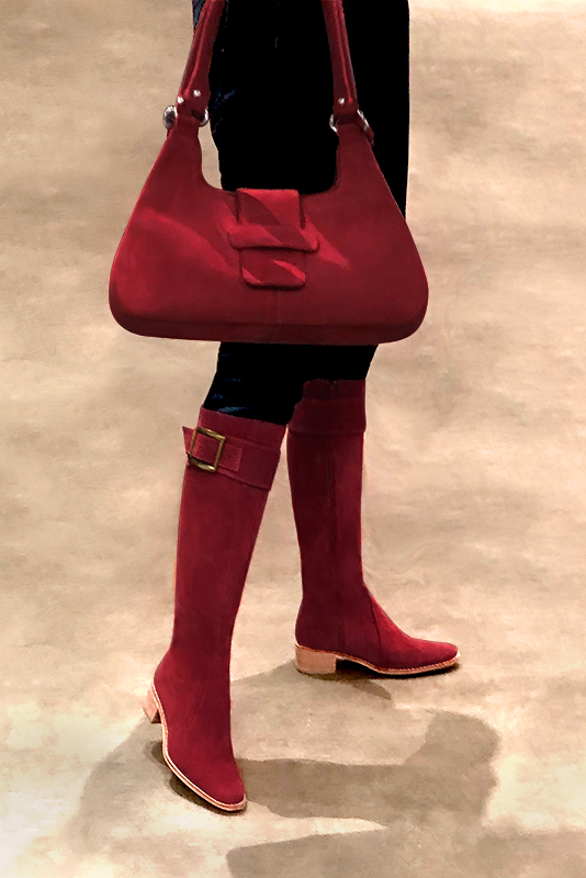 Bottes cavalière femme sur mesure rouge carmin. Bout rond. Semelle en cuir de 4.5 cm - Vue porté