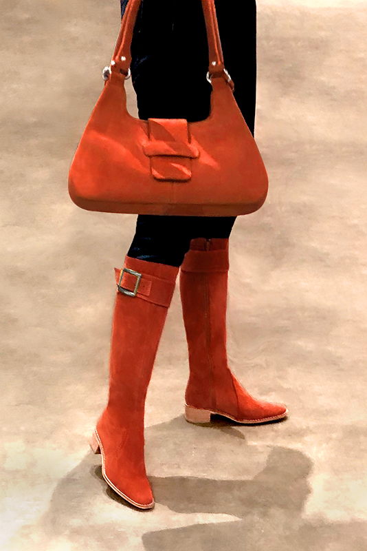 Bottes cavalière femme sur mesure orange clémentine. Bout rond. Semelle en cuir de 4.5 cm - Vue porté