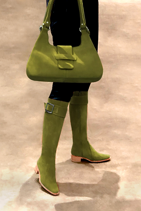 Botte femme : Bottes femme cavalières sur mesures couleur vert pistache. Bout rond. Semelle cuir petit talon. Vue porté - Florence KOOIJMAN