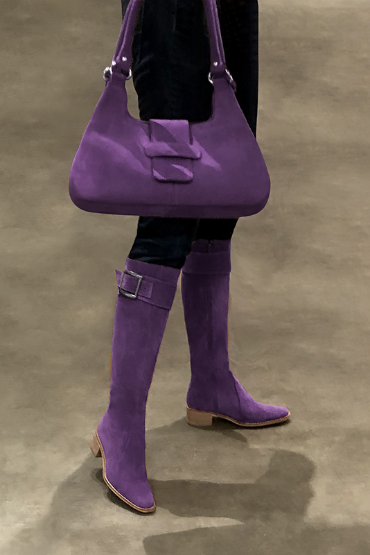 Botte femme : Bottes femme cavalières sur mesures couleur violet améthyste. Bout rond. Semelle cuir petit talon. Vue porté - Florence KOOIJMAN
