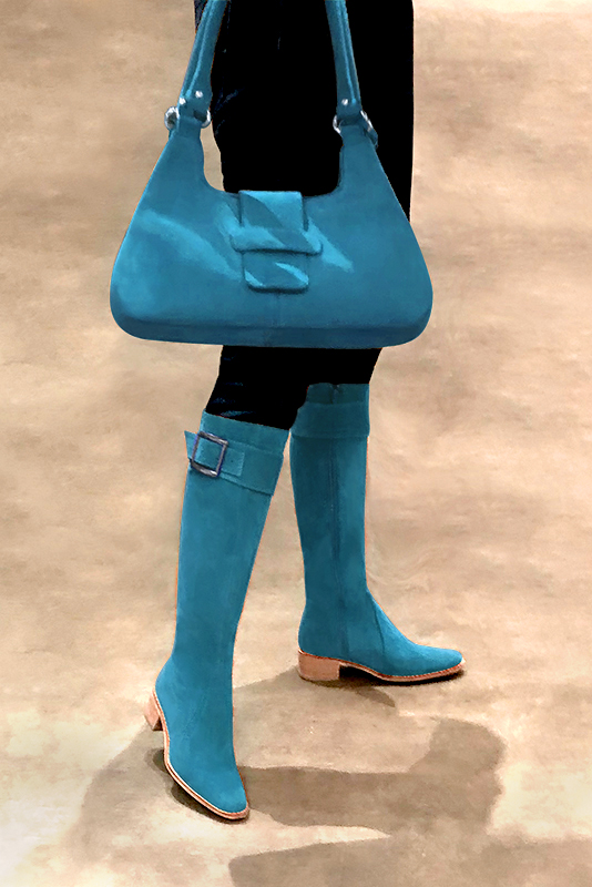Botte femme : Bottes femme cavalières sur mesures couleur bleu turquoise. Bout rond. Semelle cuir petit talon. Vue porté - Florence KOOIJMAN