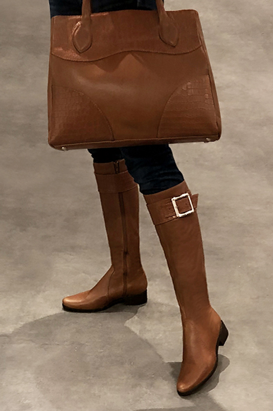 Botte femme : Bottes femme cavalières sur mesures couleur marron caramel. Bout rond. Semelle cuir petit talon. Vue porté - Florence KOOIJMAN