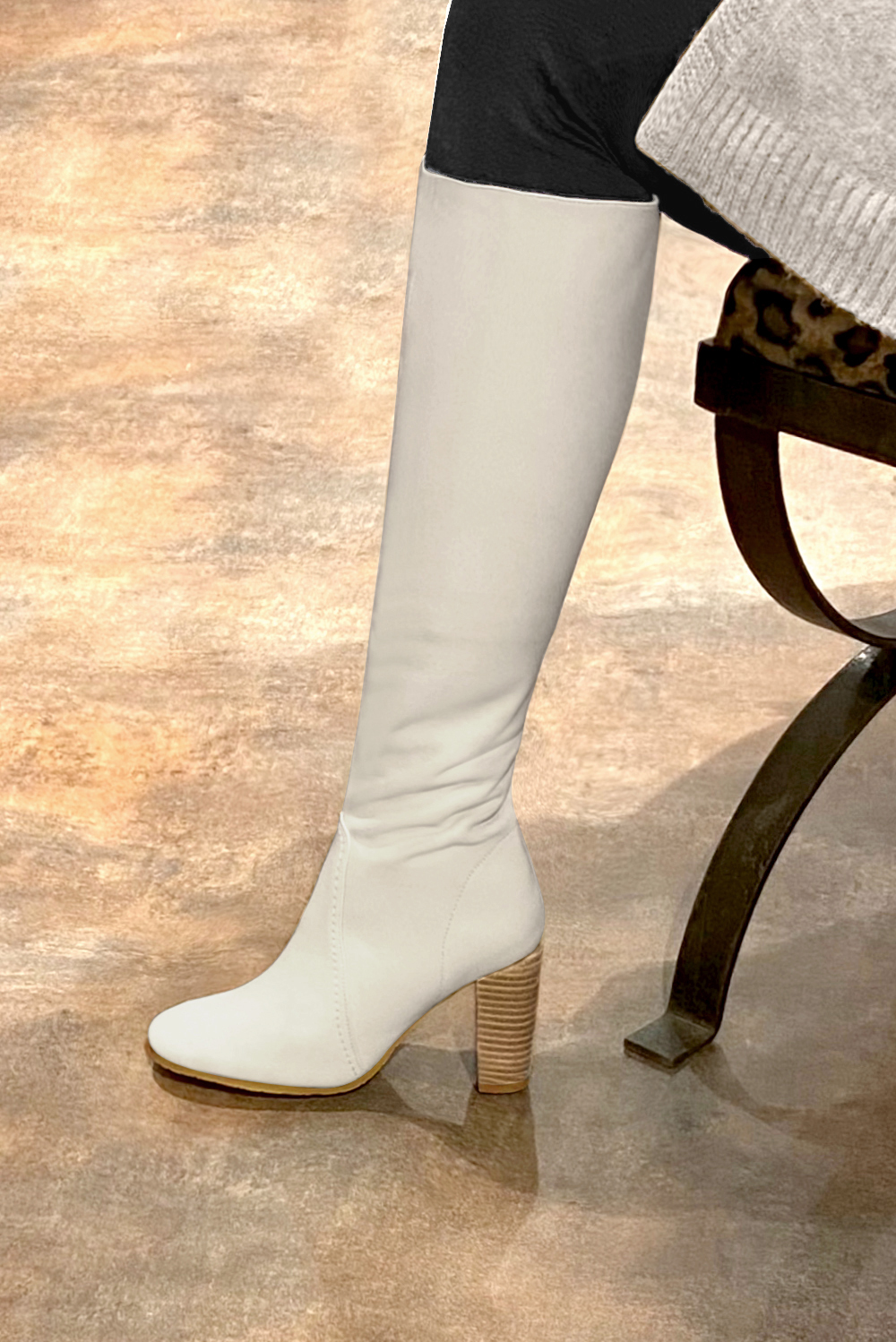 Botte femme : Bottes femme féminines sur mesures couleur blanc cassé. Bout rond. Talon haut bottier. Vue de profil - Florence KOOIJMAN